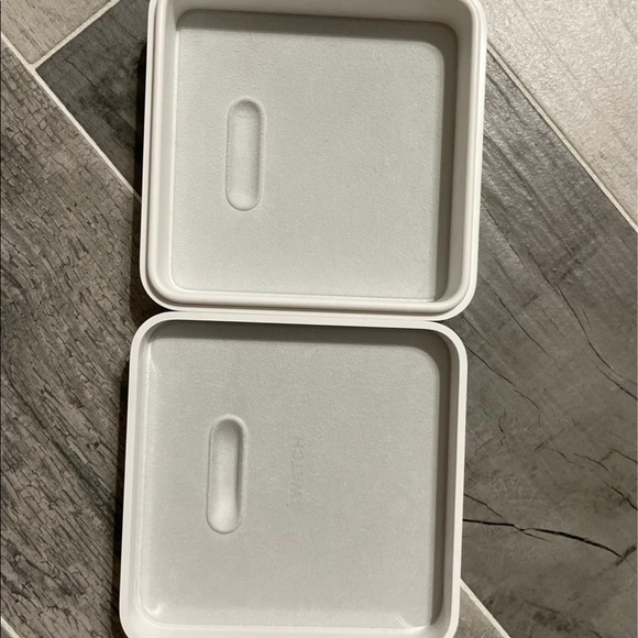 Empty Apple Iwatch case in white - Picture 3 of 5